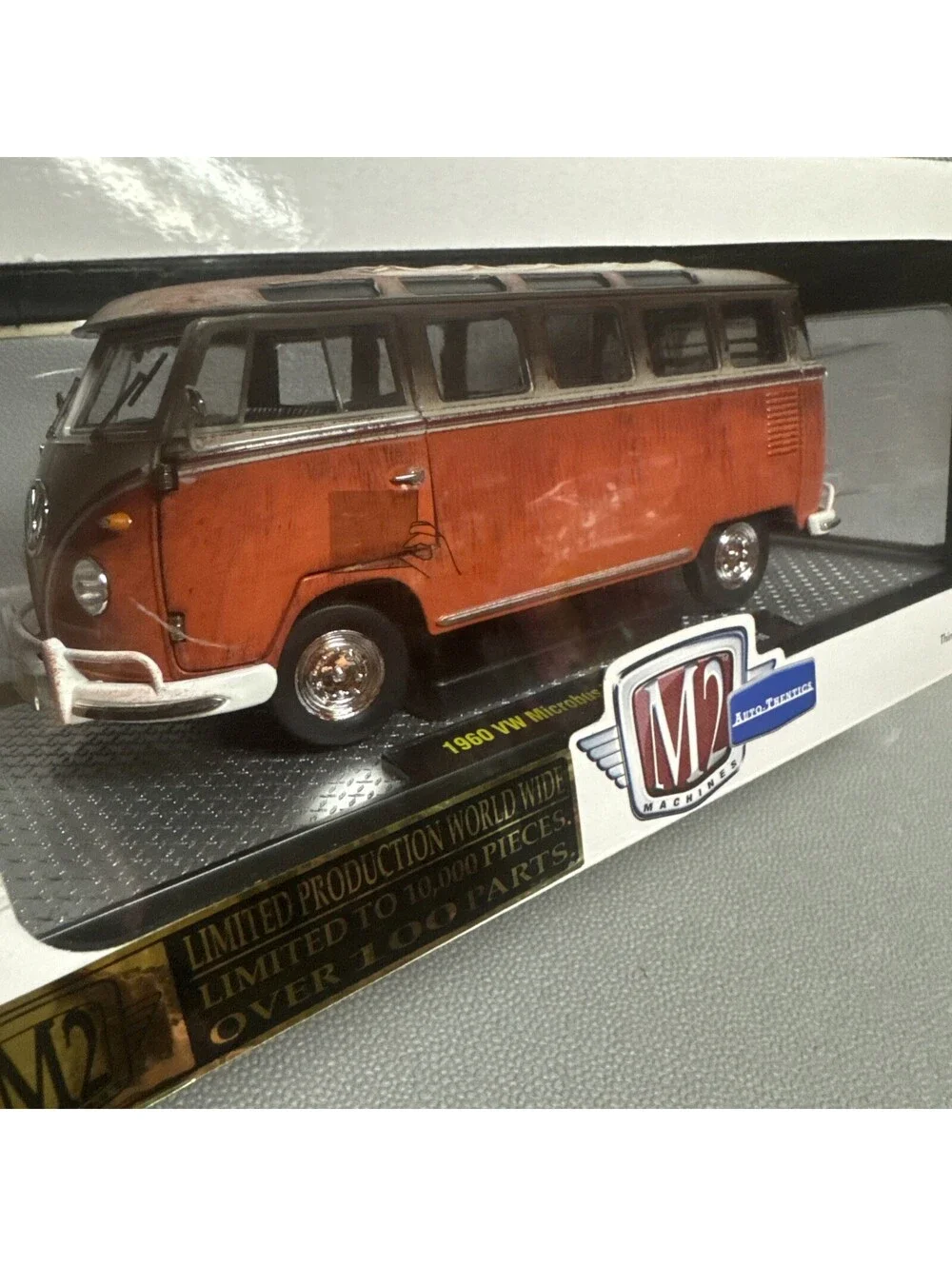 M2 Machines 1/24 RUSTY 1960 VW Microbus Deluxe USA Model R45 Red White Patina